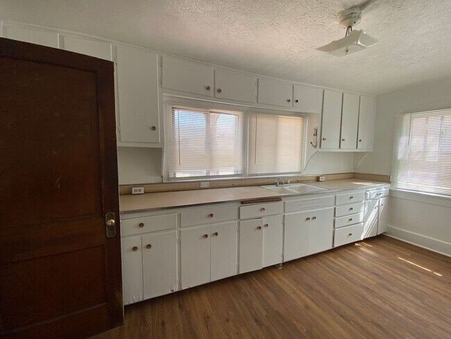 Building Photo - Spacious 3-Bedroom