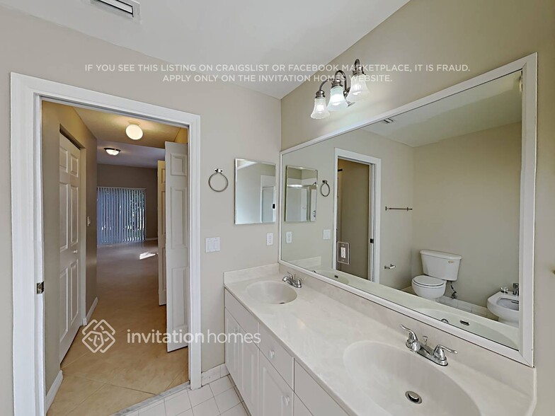 Building Photo - 5325 SW 134th Ave