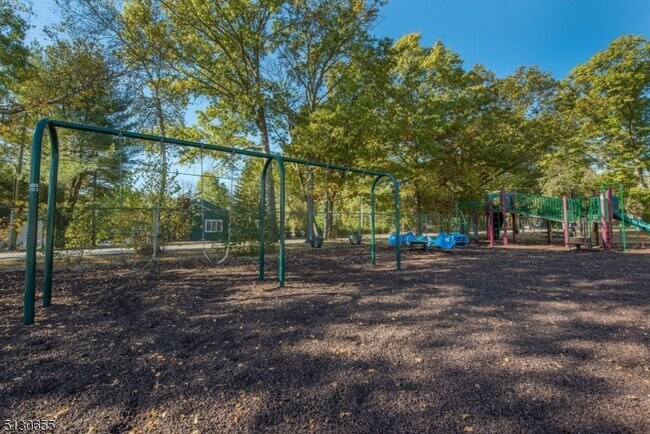 Building Photo - 25 Lake Rd