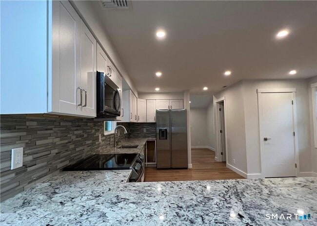 Building Photo - 429 Round Hill Rd