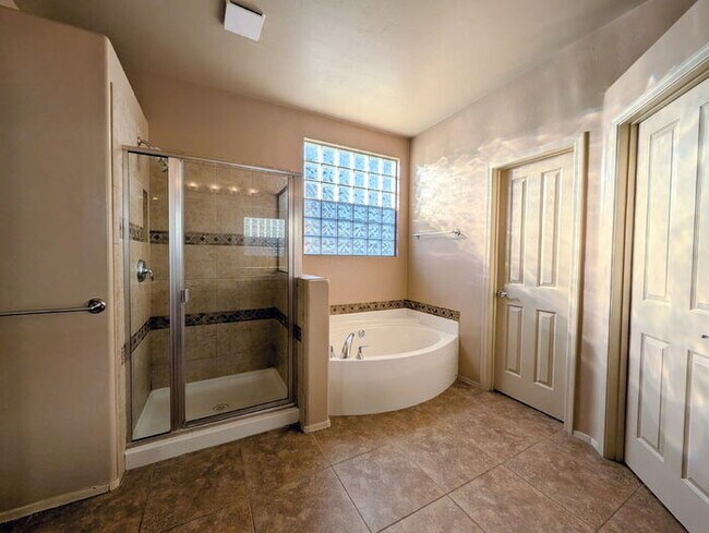 Building Photo - Beautiful home, close to Walmart, Sprouts and much more.