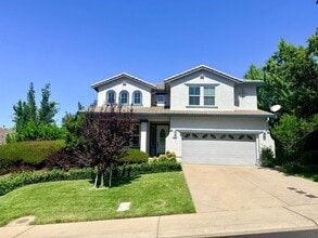 Building Photo - 5-Bed Gated Family Oasis | Prime Location & Backyard Space