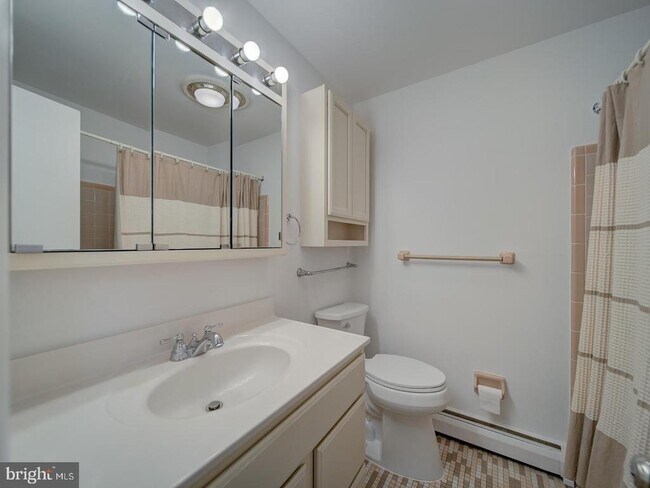 Building Photo - 705 Main Dr