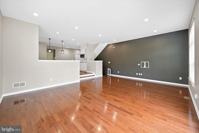 Building Photo - 10 Chasmere Dr