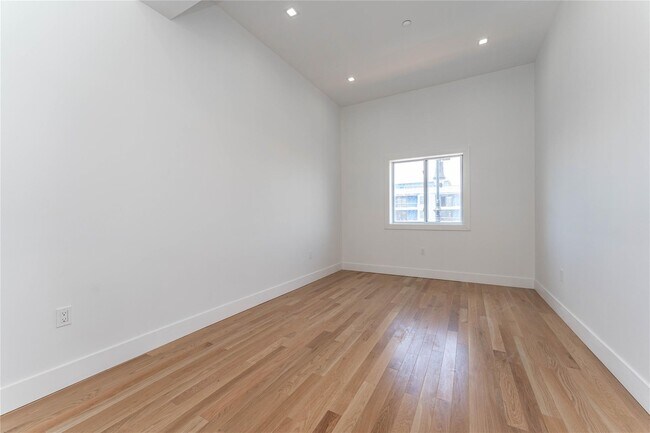 Building Photo - 138 E Park Ave