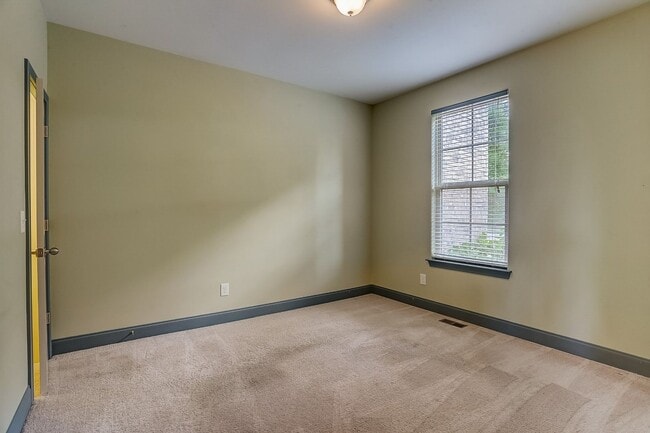 Building Photo - Beautiful 5-bedroom rental home in the hig...