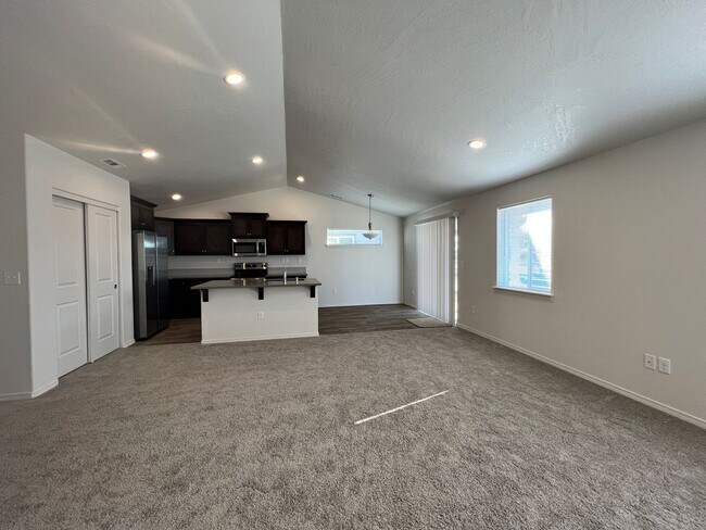 Building Photo - Modern 3 Bed 2 Bath!! Covered Patio!!