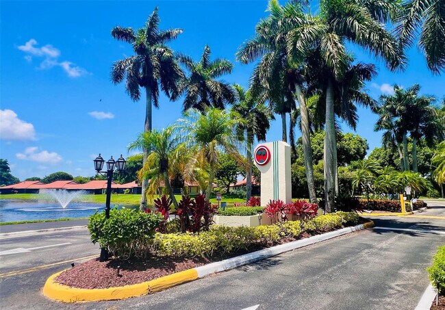 Building Photo - 10851 Palm Lake Ave