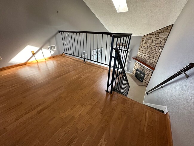 Building Photo - 2 Bedroom +Loft Condo/ 1 full bathroom in ...