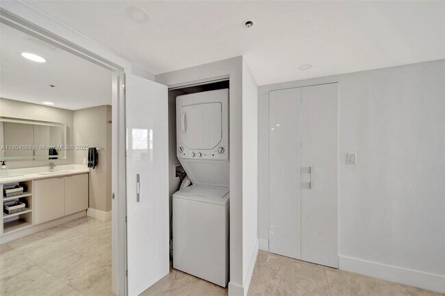 Building Photo - 1717 N Bayshore Dr