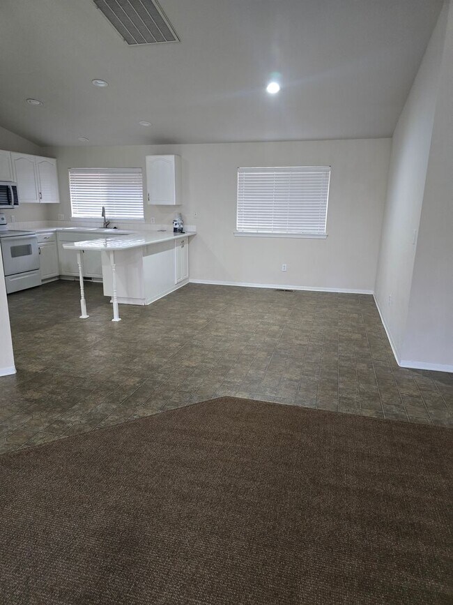 Building Photo - MM2240-1