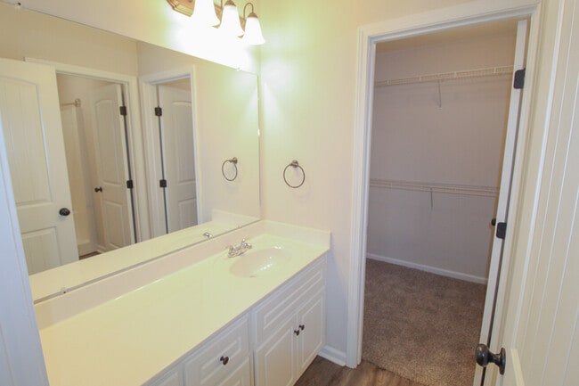 Building Photo - 432 Andover Dr