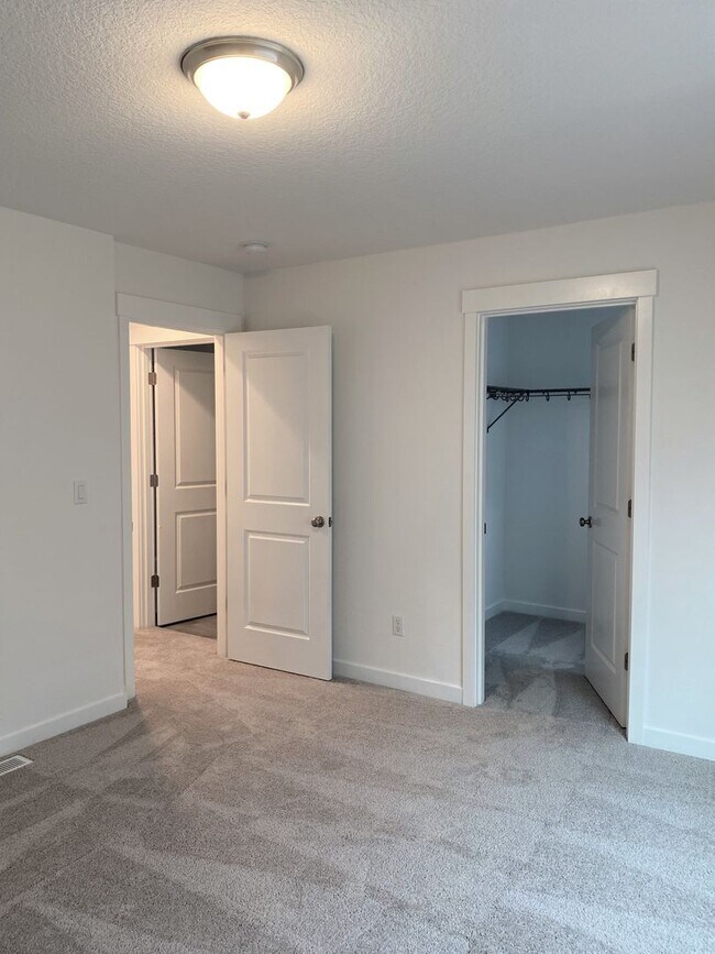Building Photo - 17705 SW Lockwood Ct