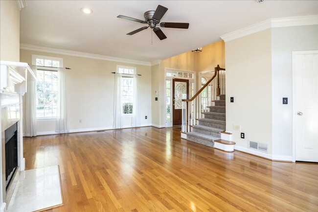 Building Photo - Spacious 4/3.5 in Highly Sought-After Buck...