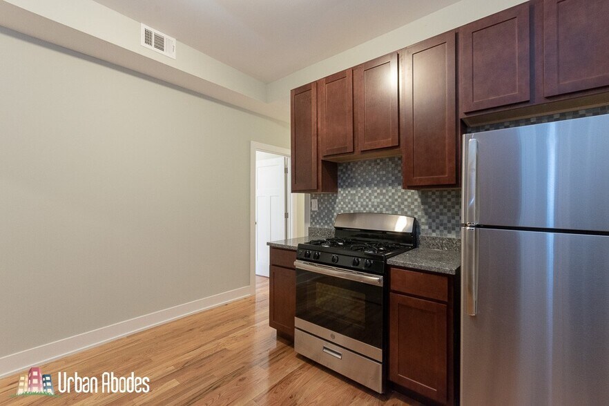 Building Photo - 644 W Oakdale Ave