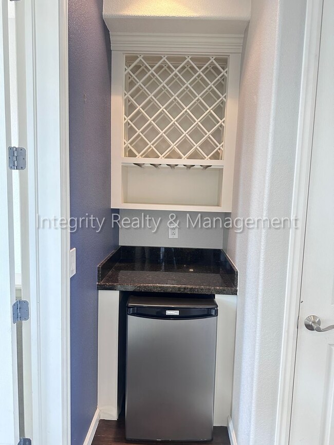 Building Photo - 5 Bed/4 Bath, 2,553 Sqft -1259 N Washingto...