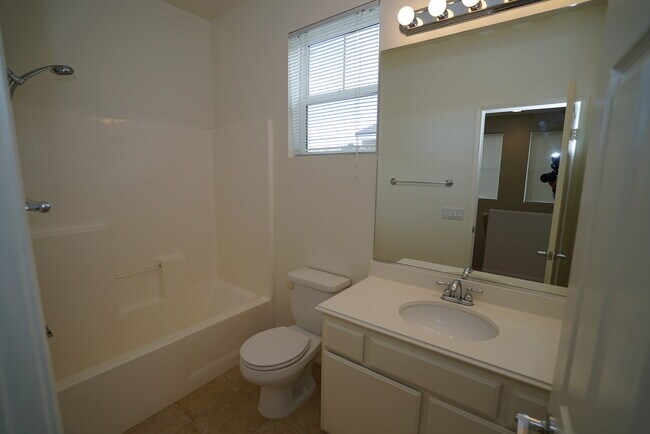 Building Photo - Creekside 3 Bedroom Rental Home in Valencia!