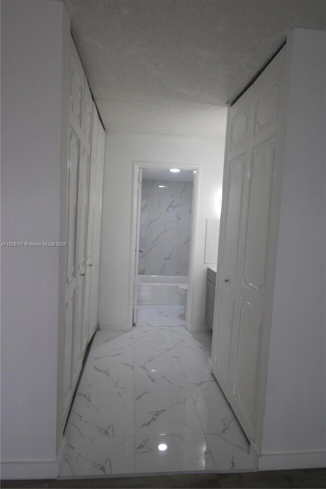Building Photo - 3750 Inverrary Dr