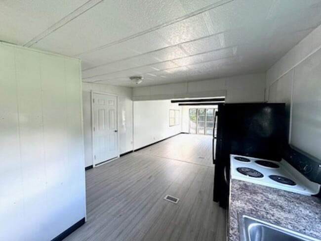 Building Photo - 120 Bright Rd