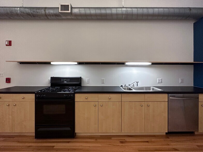 Galley kitchen with dishwasher - 945 Liberty Ave