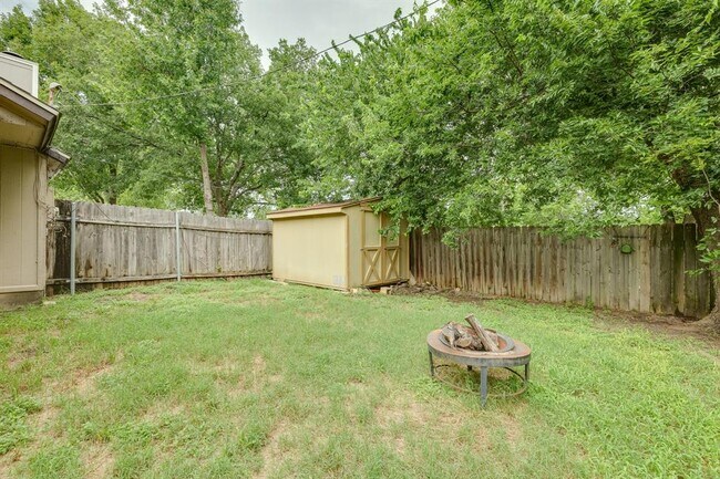 Building Photo - 16041 Stoneham Cir