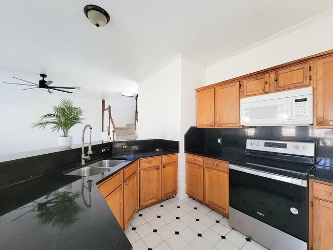 Building Photo - NICE 4 BEDROOM 2 BATH LEASE HOME WITH 2327 SF