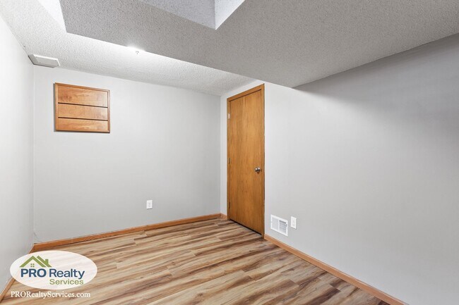 Building Photo - 3 Bedroom Home in St. Louis Park