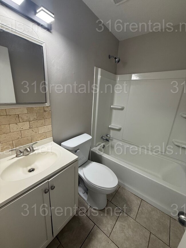 Building Photo - $850 - 2 bedroom / 1 bathroom - Single Fam...