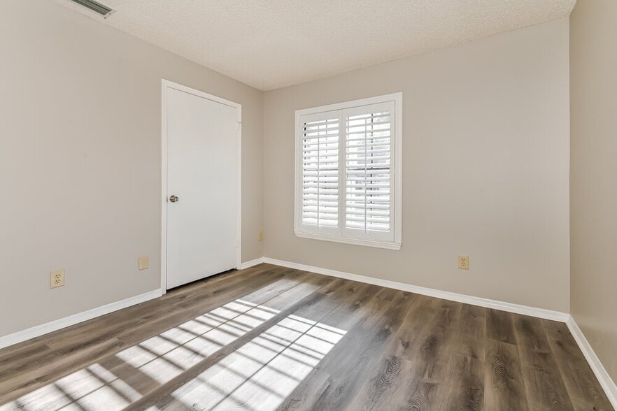 Building Photo - 3016 Bridgeview Dr