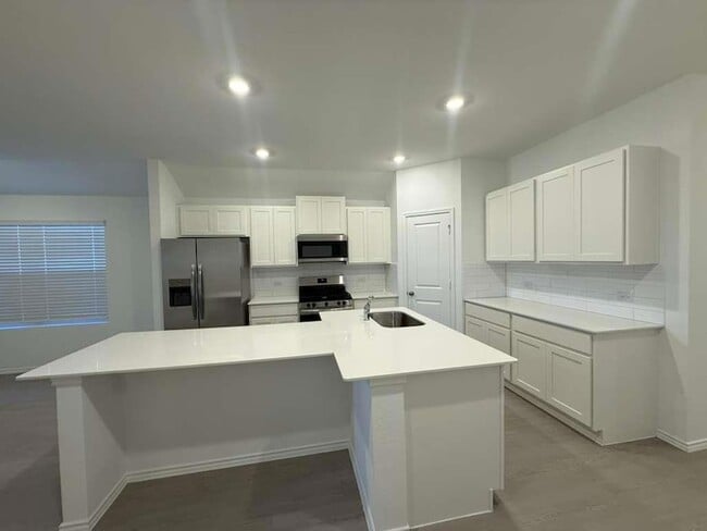 Building Photo - 569 Sormonne Lp