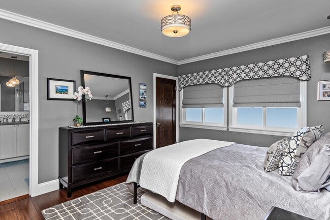 Building Photo - Prestigious Ocean View Retreat – Fully Rem...