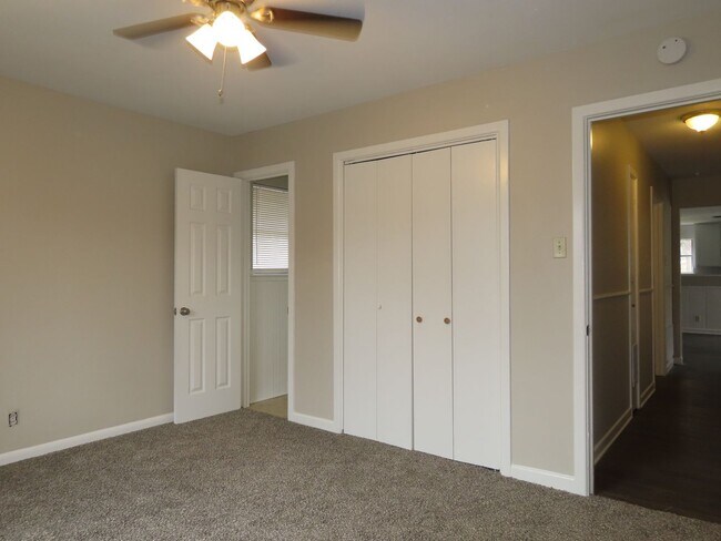 Building Photo - Spacious 3 Bedroom 2 Bathroom Home with LARGE Backyard!