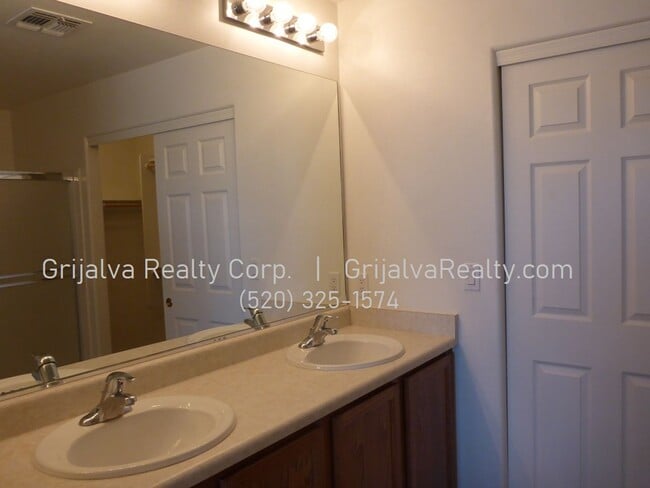 Building Photo - 4 BD, 3 BA Two-Story Home in Los Arroyos f...