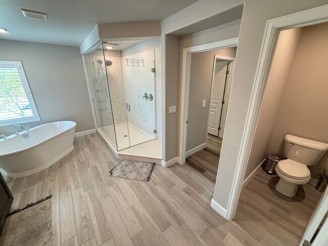 Building Photo - Contemporary 4Bed/3Bath/3 Car/+ Loft -residence located in the Silverado Ranch area