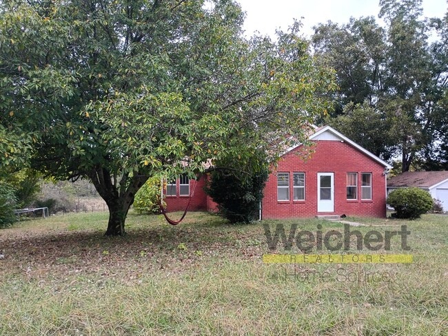 Building Photo - 3BR Home with Basement, Screened Porch & Garage