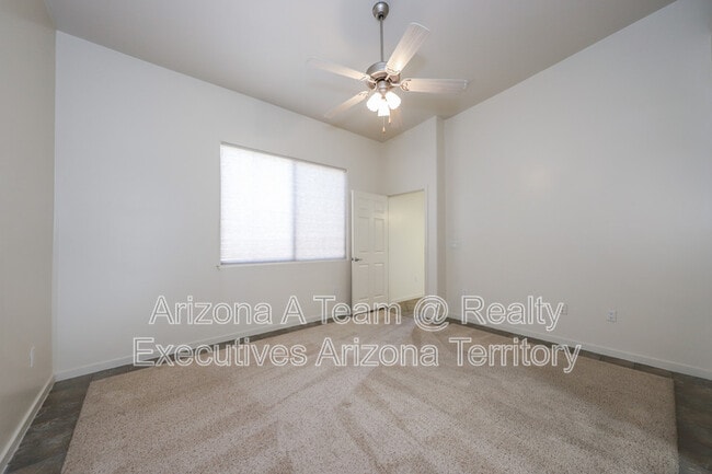 Building Photo - 665 E Weckl Pl