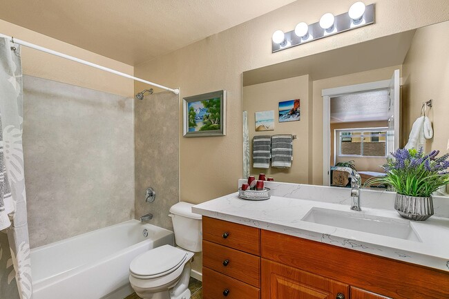 Building Photo - Beautiful Top Floor 2 Bed 2 Bath Condo in Factoria
