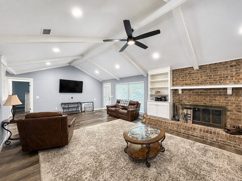 Building Photo - 310 Spring Lake Dr