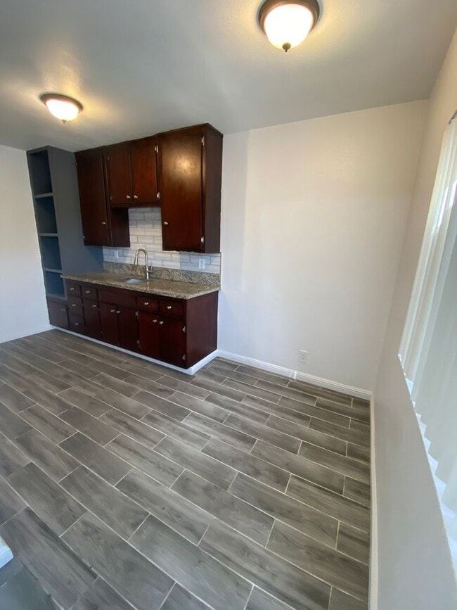 Building Photo - Cute 1 Bedroom ADU perfect for Single or S...