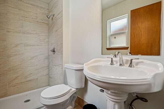 Building Photo - 724 Martha Gale Dr