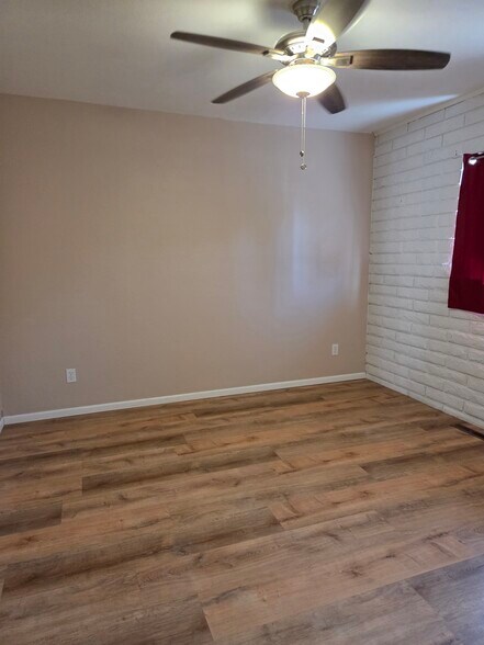 Front bedroom - 610 N Orchard Ave
