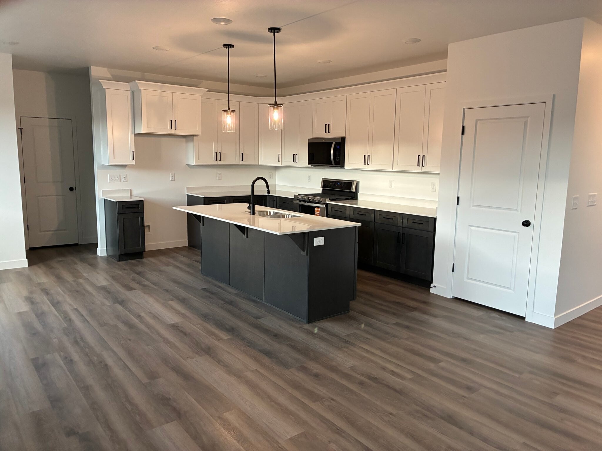 Building Photo - 708 N Plainsman Dr