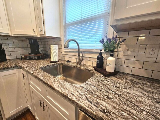 Building Photo - 3 Bedroom home minutes from Prisma Health and Downtown Greenville