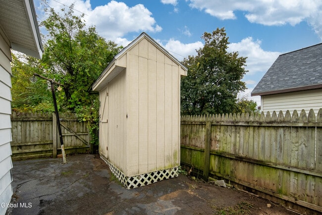 Building Photo - 37 Undine St