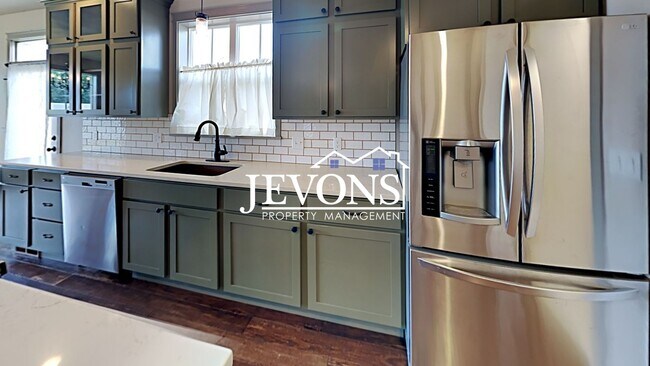Building Photo - Spacious home with fully equipped kitchen and 2-car garage near Stewart Park