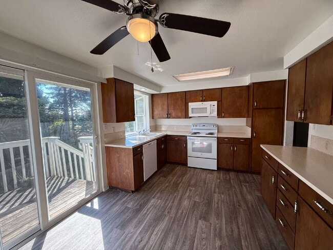 Building Photo - Spacious Home on Corner Lot Available!