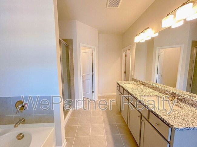 Building Photo - 552 Ember Ln NW