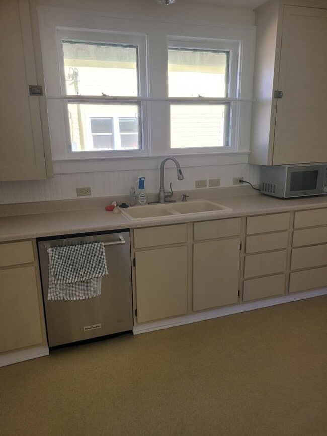 Building Photo - 2 bed 2 bath house