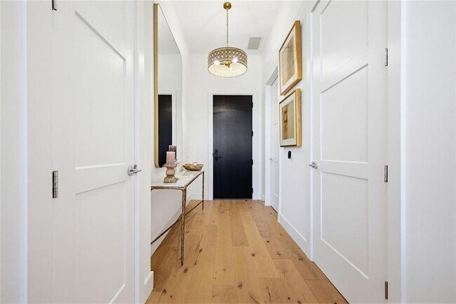 Building Photo - 2425 Peachtree Rd NE