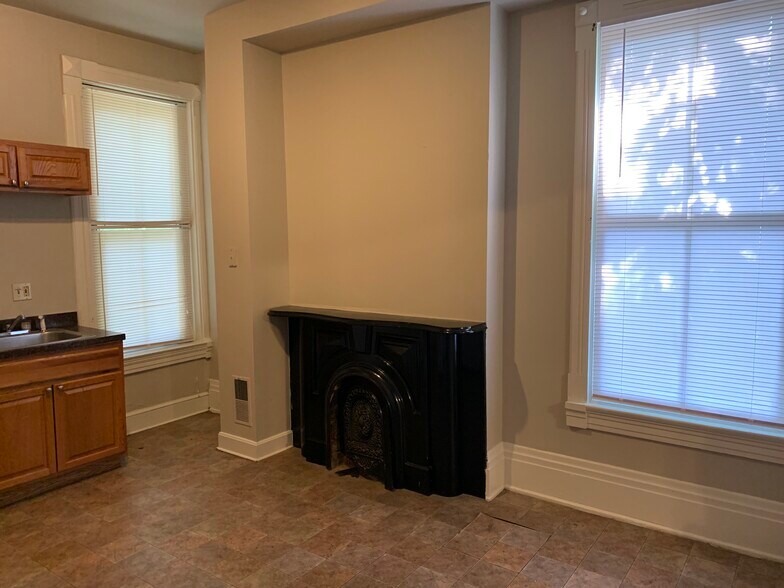 Building Photo - 114 Parker St